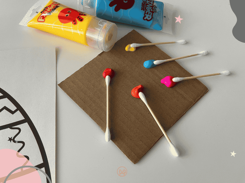 malovanie-vajicka-vatovymi-tycinkami-farby-s-tycinkami